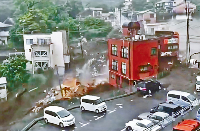 ■日本热海市民众拍摄的片段，可见山泥涌向民宅时的骇人情景。