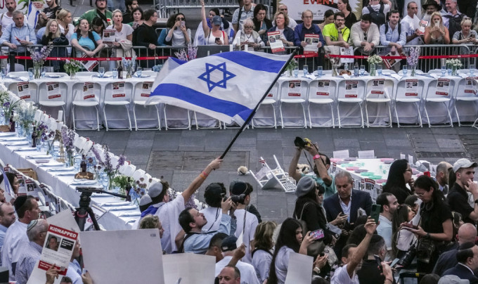 美籍以色列人及他们的支持者在纽约时代广场举行集会，展示被哈马斯挟持的亲友肖像，要求让他们尽快获释。美联社