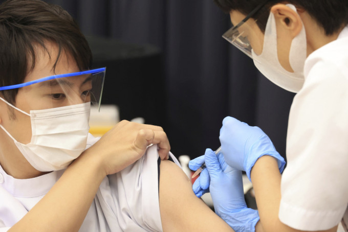 日本再有5人接種輝瑞疫苗後現嚴重過敏反應，累計達8宗，全部為女性。AP圖片