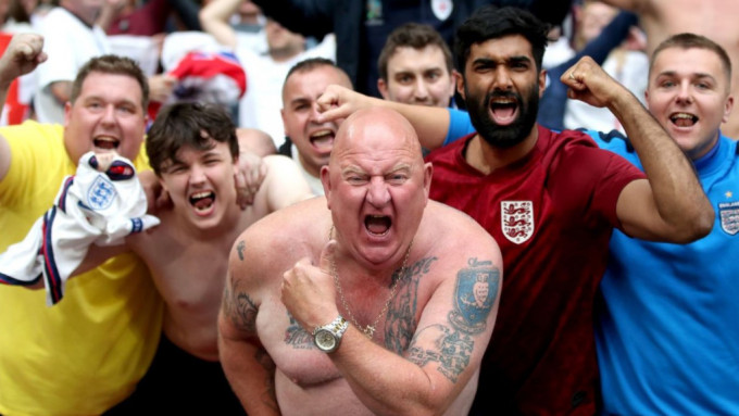 英格兰球迷如过度活跃，容易引起麻烦。网上图片
