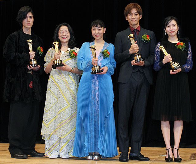 松坂桃李(右二)获最佳男配角奖。