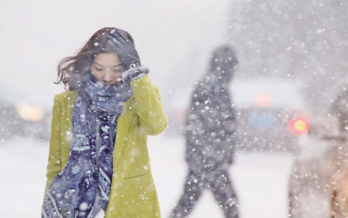 受頻繁活動的強冷空氣影響各地大幅降溫。新華社圖片