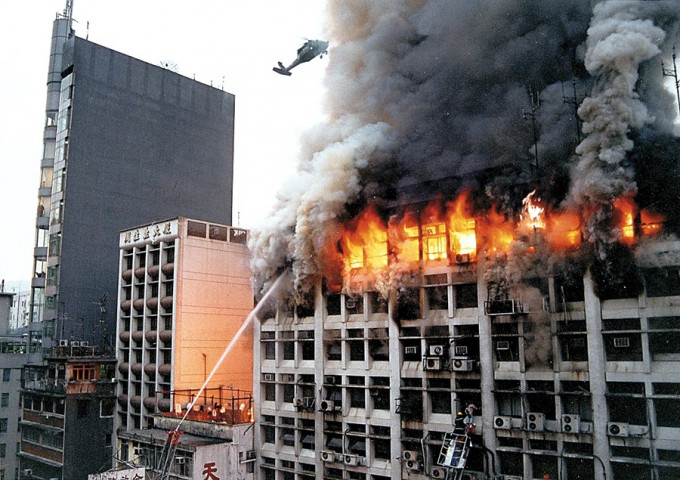 21年前的今日，弥敦道嘉利大厦大火，夺去40人命。资料图片