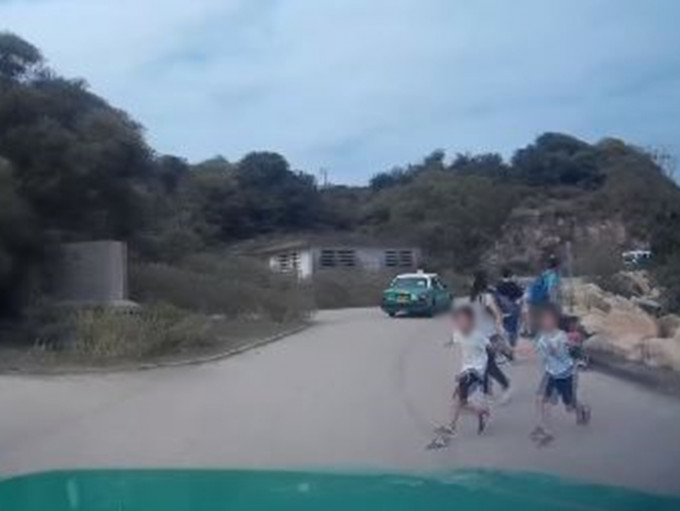 兩個兒童突然衝出馬路。「的士司機資訊網 Taxi」Facebook群組影片截圖