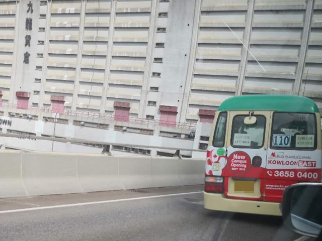 小巴車轆飛脫，停在馬路上。 香港交通突發報料區FB/網民Suet Yee Ho‎圖