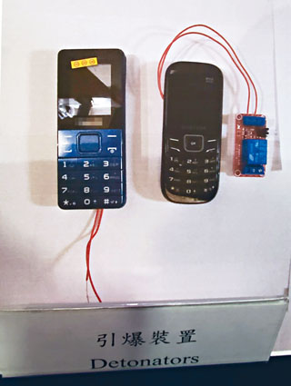 警方檢獲兩枚引爆裝置手機，與周日遙控土製炸彈爆炸案裝置類同。