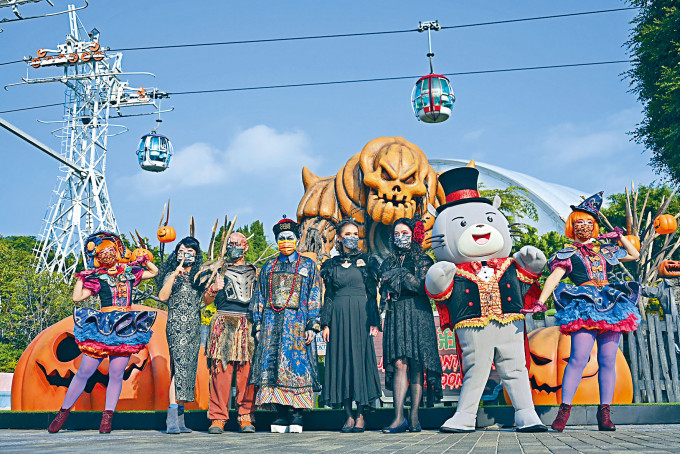 海洋公園新任行政總裁黃嗣輝（左四）殭屍妝扮，介紹復辦「哈囉喂全園祭」安排。