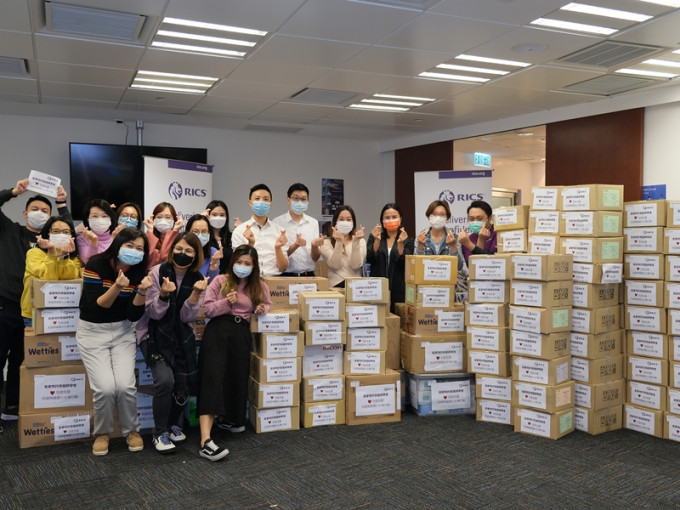 RICS成功筹集逾二万份口罩及消毒用品，转赠予香港仁人家园。
