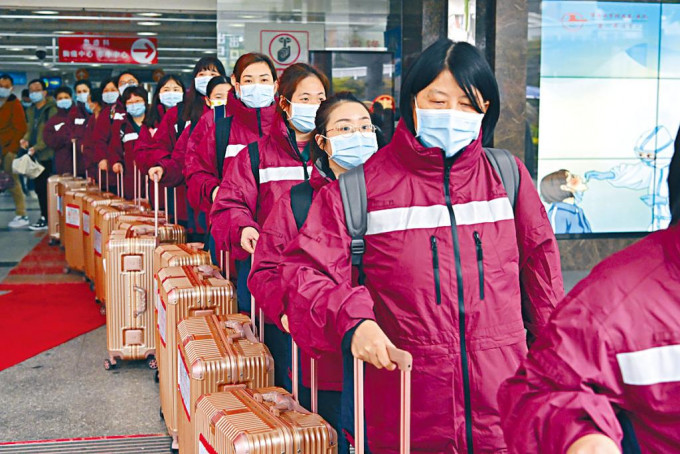 一批來自廣州市援港抗疫的團隊中，部分為核酸採樣隊的隊員。