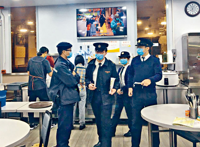 警方與食環署人員巡查葵青區酒吧及食肆。