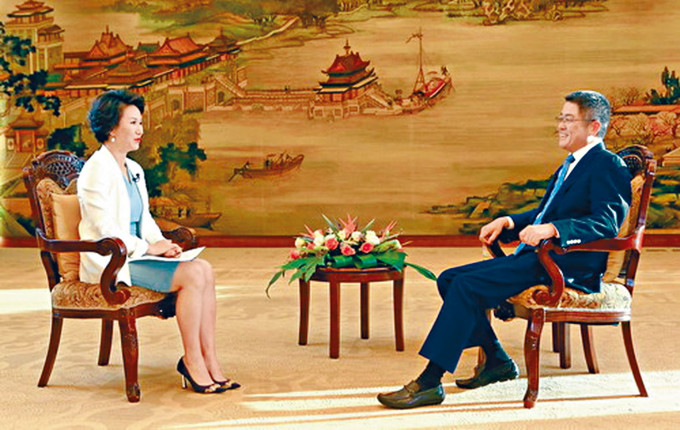 樂玉成（右）接受電視台訪問。　