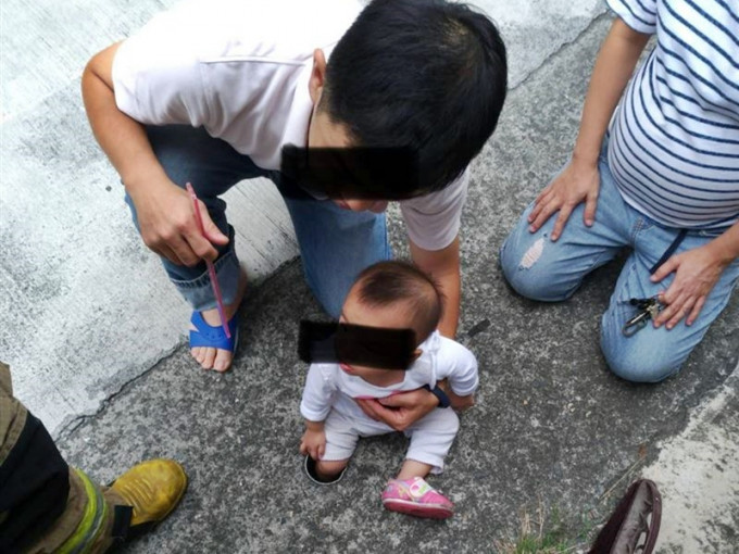 台灣高雄近日有一名1歲多的女嬰，右腳不慎卡在幼細的坑渠洞裡。網圖