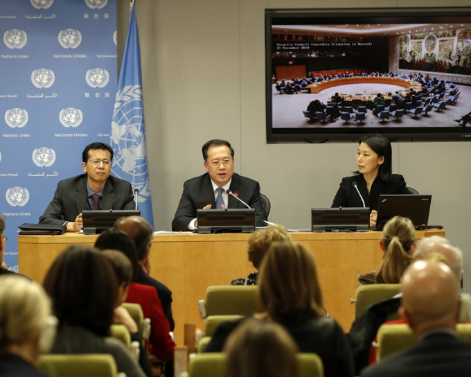 中國聯合國代表馬朝旭（中）。新華社圖片