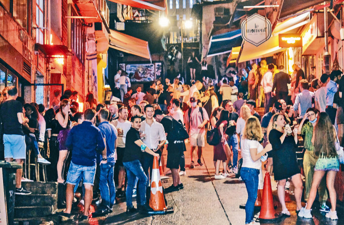 酒吧行業籌備舉辦全港18區酒吧導賞團，讓旅客及市民感受港式酒吧的魅力。