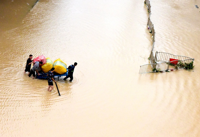 河南鄭州日前的特大暴雨，造成51人遇難。新華社圖片