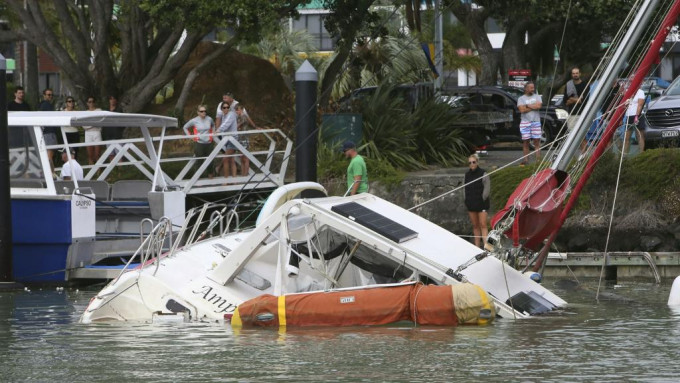 紐西蘭有船被大浪打翻。AP