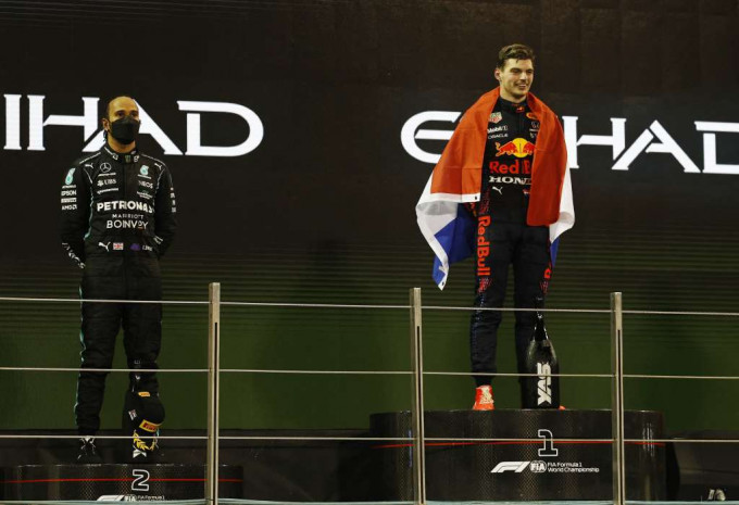 韋斯塔潘(右)力壓咸美頓成車手總冠軍。Reuters資料圖片
