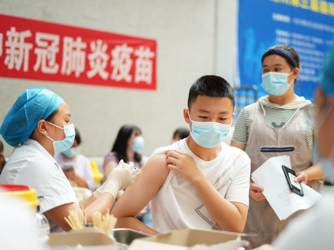 已打二針疫苗的人數已佔全國人口的55%。新華社相片