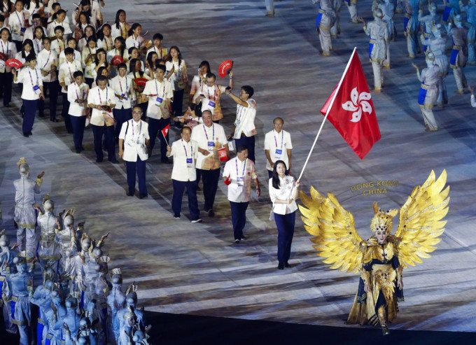 女子劍擊運動員江旻憓手持區旗，帶領其他港隊代表進場。ＡＰ圖片