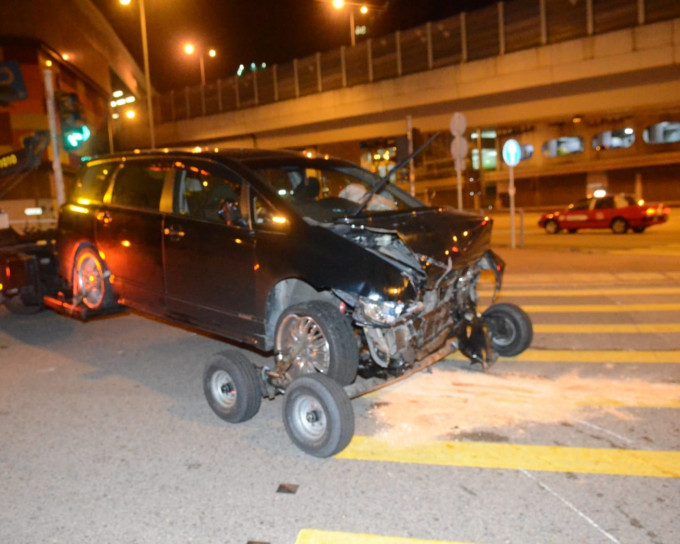 車頭損毀嚴重。