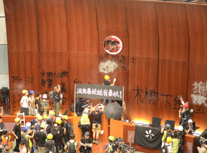 香港律師會呼籲，政府及所有公眾人士尊重他人。