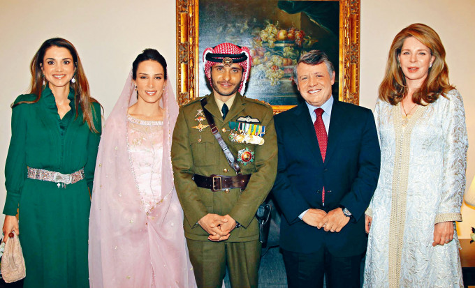 ■約旦國王阿卜杜拉二世（右二）二○一二年參加哈姆扎親王（中）的婚禮。右一為哈姆扎母親、王太后努爾，左一為現任皇后拉尼婭。