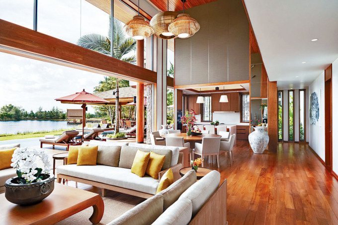 现代泰式风格室内设计，订制的实木家具与温暖色调完美融合，极具简洁自然之风。