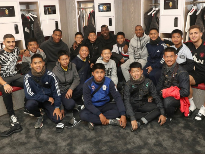 早前被困洞穴的泰國少足隊與曼聯眾球星合照。Manchester United Twitter