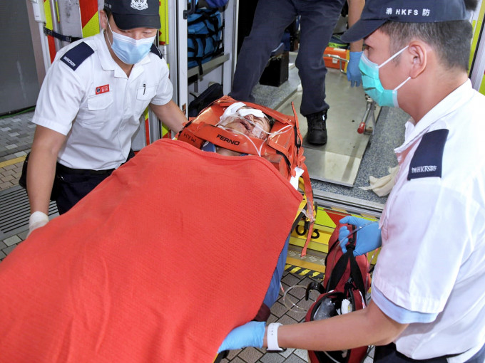 消防员头部受伤昏迷送院。梁国峰摄