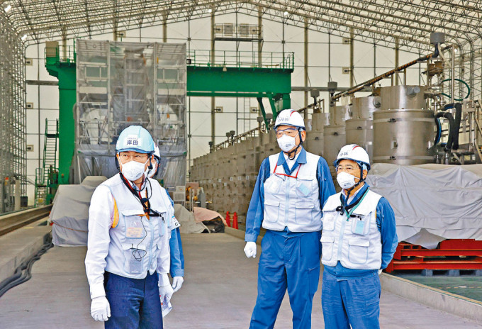 日揆岸田文雄（左）周日視察福島第一核電廠處理核廢水的設施。　