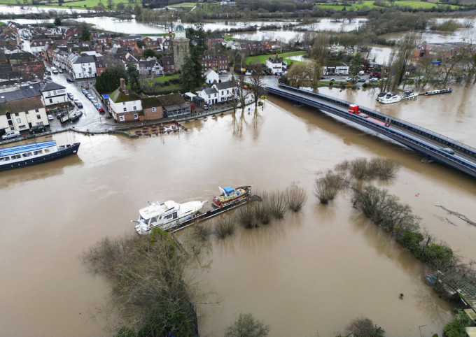 英国河流出现泛滥，有陆地被洪水淹没。美联社