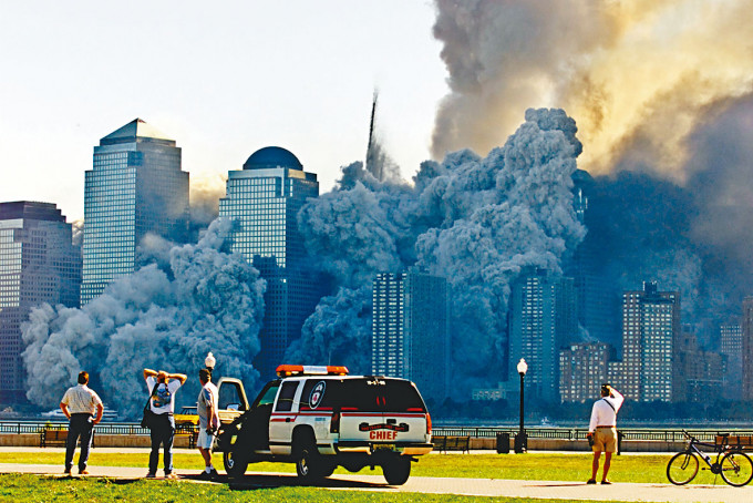 ■二○○一年九月十一日，紐約世貿中心南塔被飛機猛撞後倒塌，灰飛煙滅。