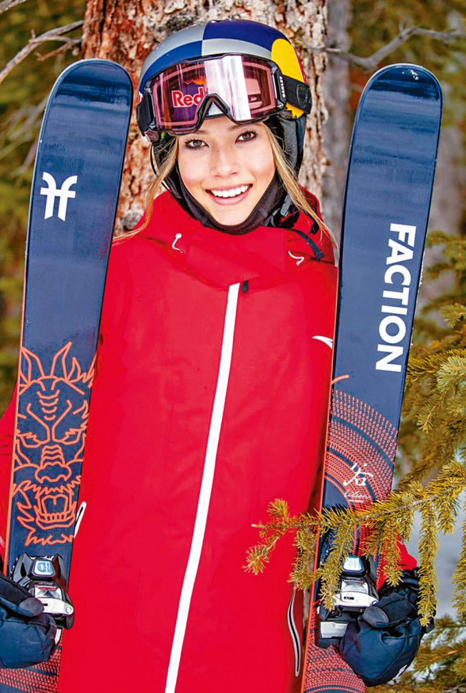 谷愛凌的滑雪板印有她設計的龍圖案。