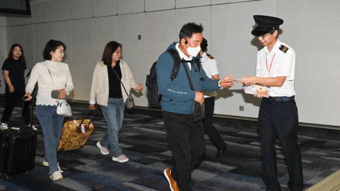 食环署人员到机场向旅客派传单，加强他们对防范床虱的认识。政府新闻处图片