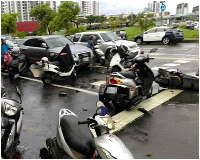 多輛電單車被撞倒。