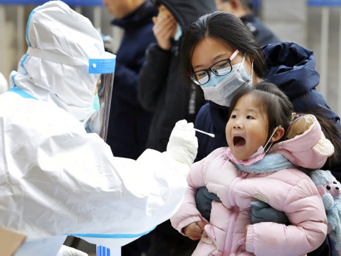 国际医学期刊刊登武汉华中科技大学公共卫生学院一个研究结果，当中指儿童感染新冠肺炎病毒，甚至比长者具有更高的传播力。AP图片