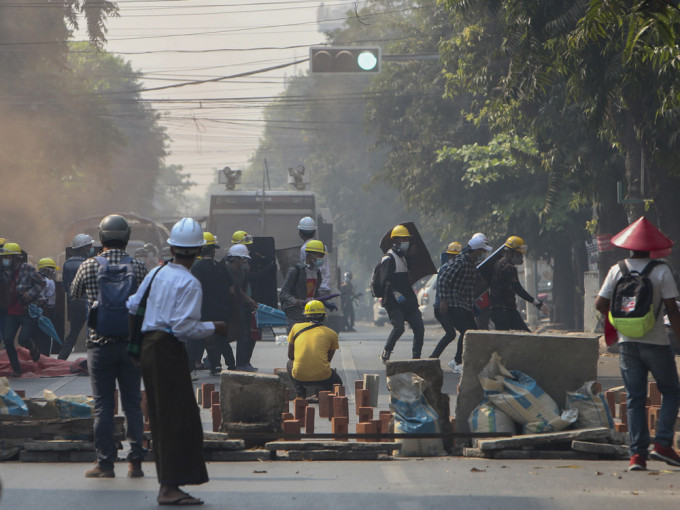 據報緬甸軍警昨日實彈鎮壓示威至少38死。AP圖片