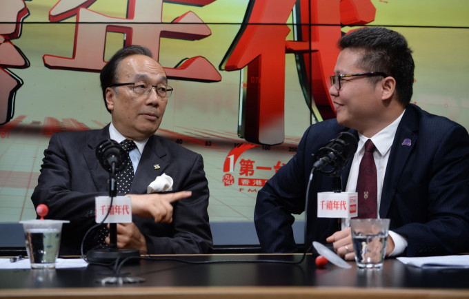 港台《千禧年代》 访问梁家杰(左) 及香港法学交流基金会副主席丁煌(右)。