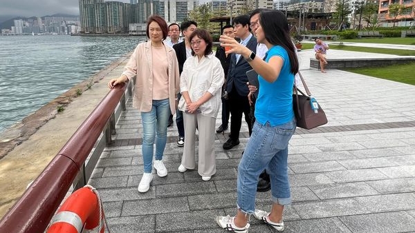 甯汉豪(中)与李慧琼(左)视察九龙海滨的最新情况。发展局fb