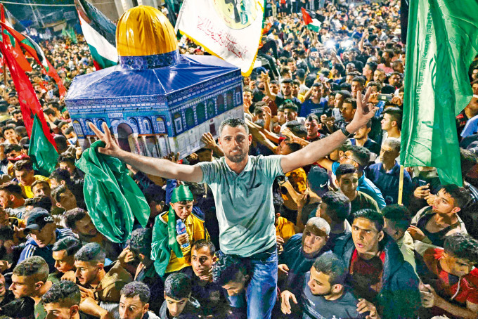 ■在加沙地帶南部城鎮汗尤尼斯，周五有民眾上街慶祝以巴達成停火協議。