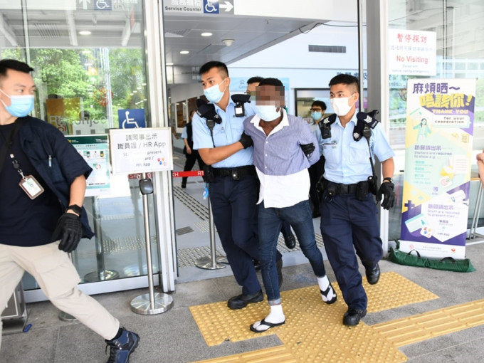 一名非華裔男子涉藏毒遇查時突然發難，踢傷警員被捕。