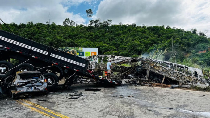 巴西有巴士與貨車相撞，逾30人死亡。路透社