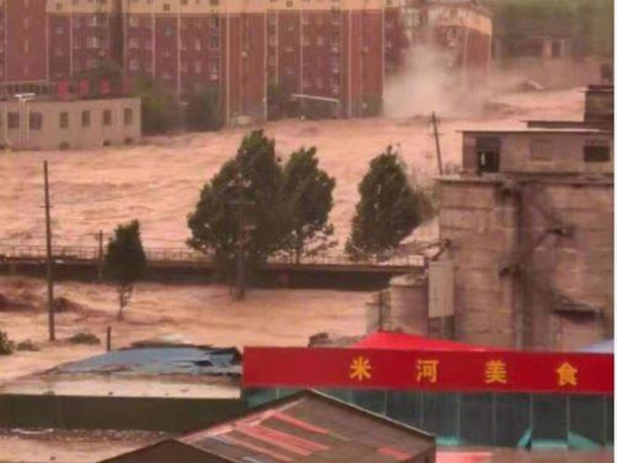 河南省内多处暴雨成灾。网图