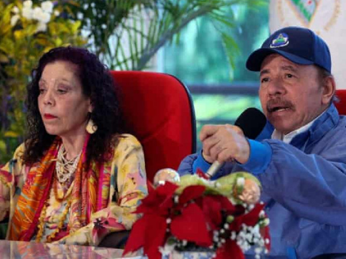 尼加拉瓜總統奧爾特加被外界指操控選舉、與其副總統妻子羅薩里奧‧馬利洛一同被拒入境美國。（網上圖罪）