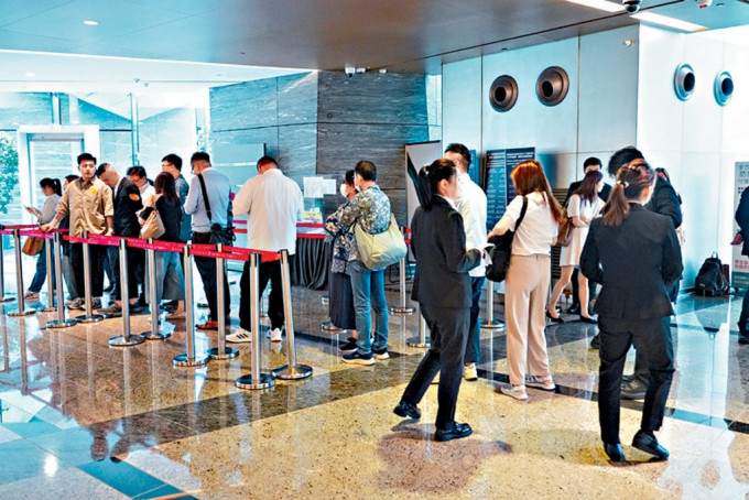 昨首天開放示範單位供參觀及收票，展銷廳現參觀人流，情況不俗。