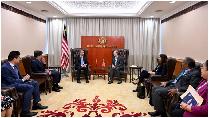  陈茂波与马来西亚副总理兼种植业与原产部部长Fadillah Yusof会面。