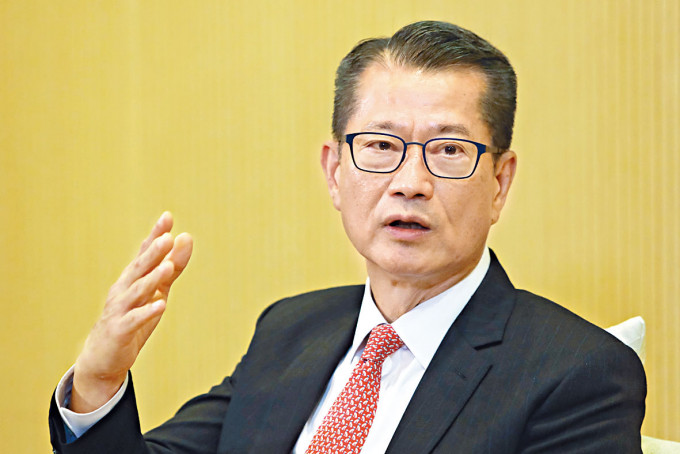 陳茂波昨日於網誌表示，打算在政府綠色債券計畫中，增加以人民幣計價的綠債。