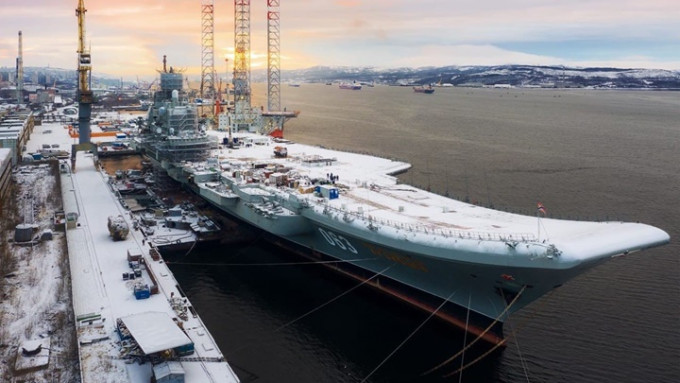 俄軍的庫茲涅佐夫號航空母艦因維修延誤，料2024年方可服役。網上圖片