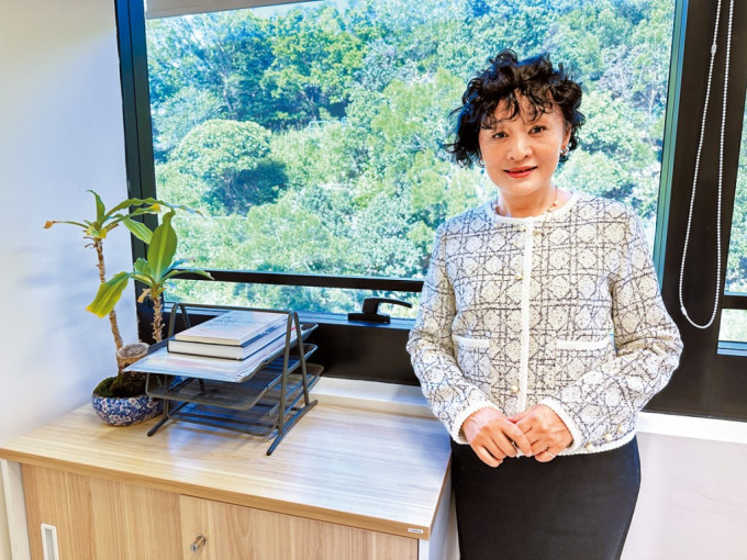城大媒体与传播系系主任黄懿慧期望，政府制订完善法则监管自动车，增强港人对乘搭无人驾驶汽车的信心。