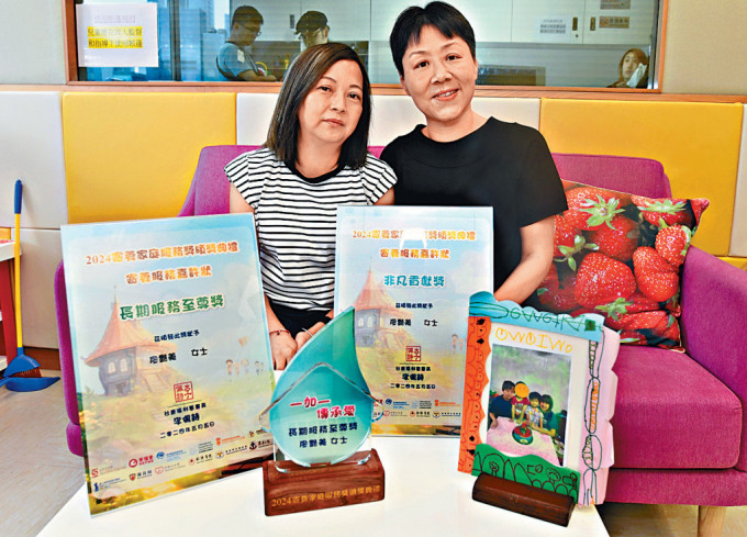 黃太（左）由2002年起提供寄養服務，21年半以來共照顧了8名兒童，獲得「長期服務至尊獎」及「非凡貢獻獎」。圖右為社署中央寄養服務課主任盧婉華。